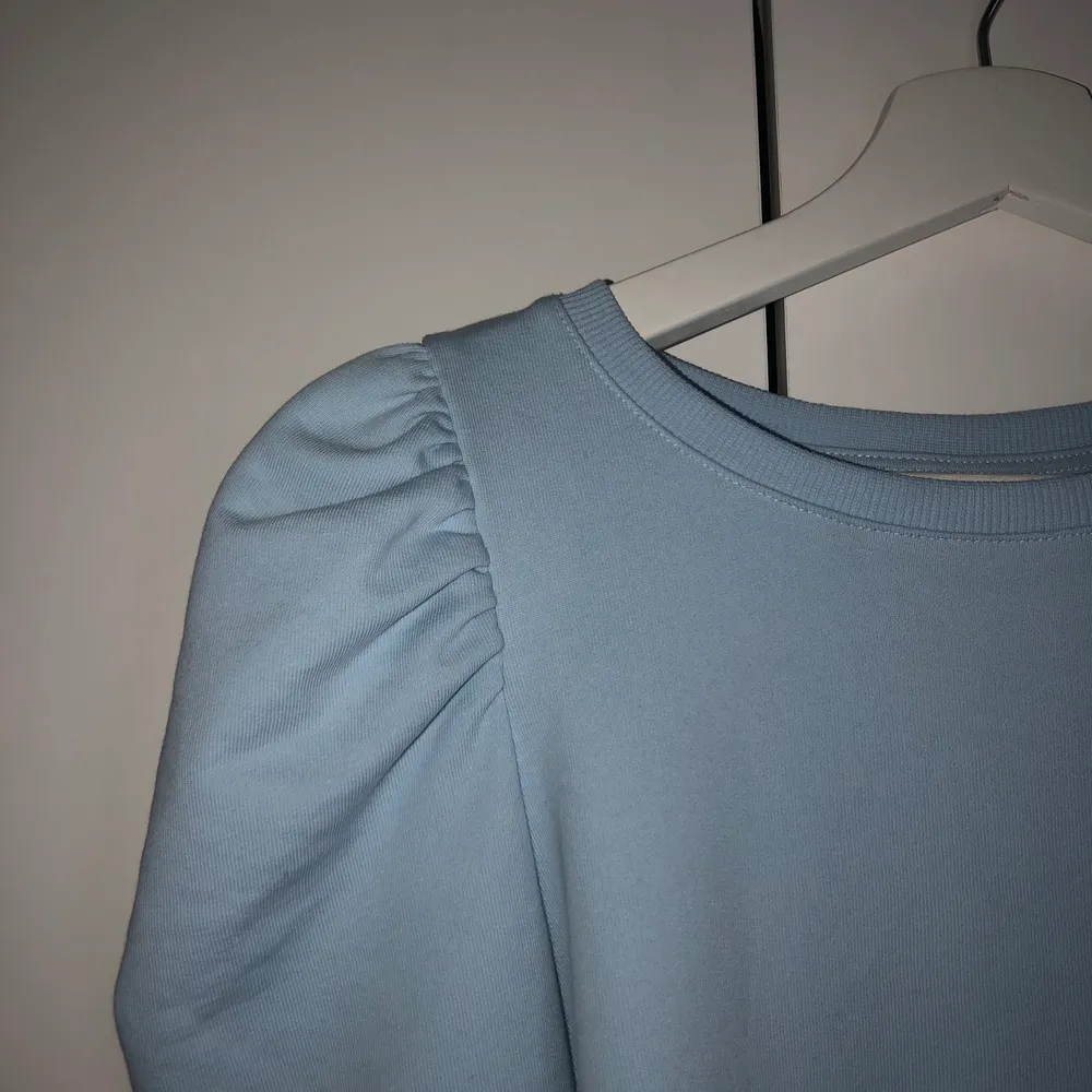 En jätte fin söt himmelsblå tröjan, ifrån Monki. Använd få gånger, ser helt ny ut! Lite puff/ volang i vid axlarna. Storlek:S. Pris: 100kr+frakt🤗. Tröjor & Koftor.