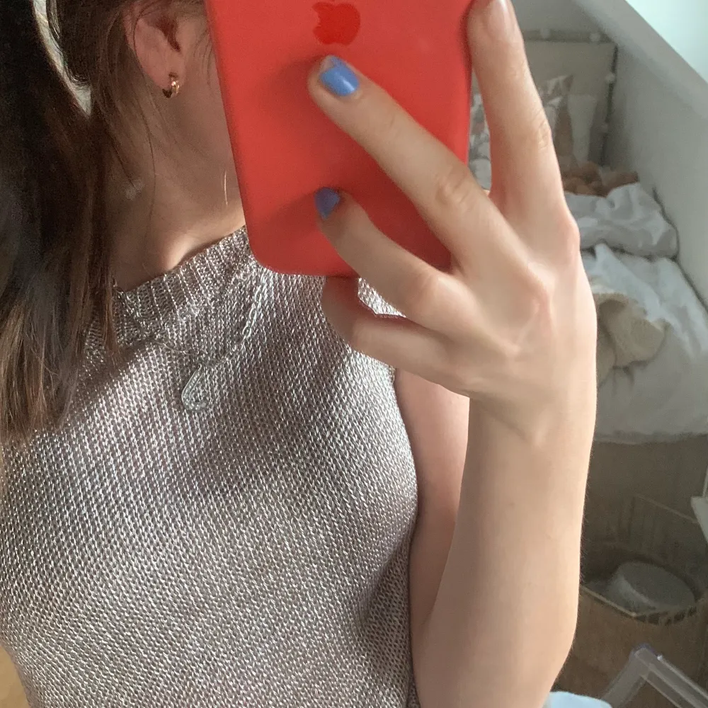 Cool topp från Gina tricot som är helt oandvänd och i nyskick! Köpt för över ett år sedan och kan andvändas som linne eller som väst över en t-shirt💕 lite genomskinlig och lite rosa/beige och metallic aktig!. Toppar.