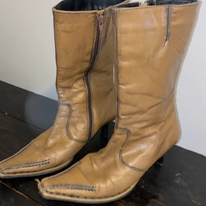 Boots - Beige/bruna boots med stilett klack, storlek 38 Frakt tillkommer