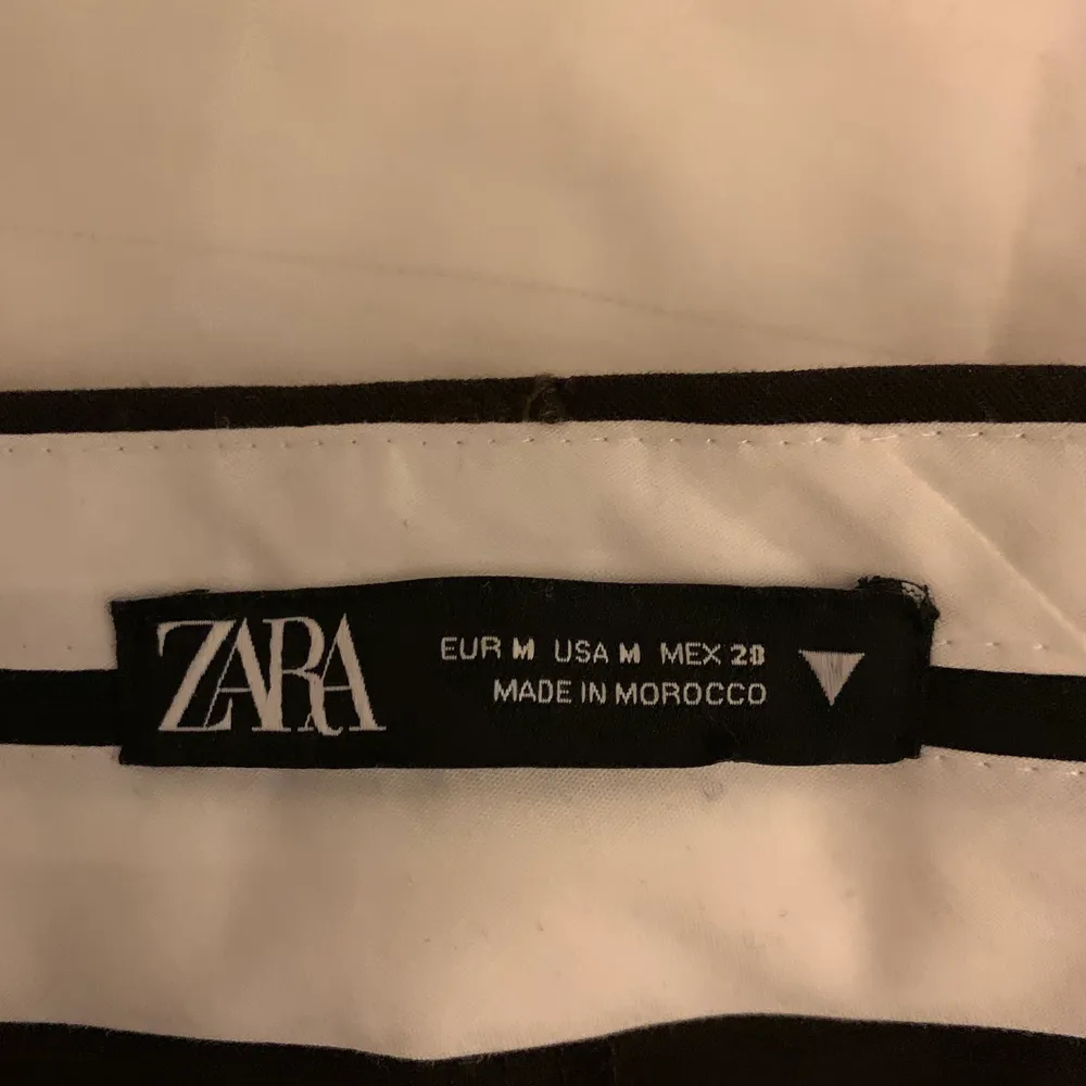 Svinsnygga kostymbyxor från ZARA! Helt nya och aldrig använt, men säljer för att jag inte får någon användning för de tyvärr :( köpta för 300kr säljer för 149kr+frakt . Kostymer.