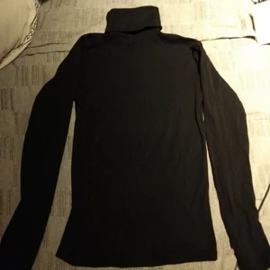 Turtleneck tröja - Turtleneck tröja i nyskick säljes då jag har två. Perfeu nu när det är vinter och kallt. 34/xs.