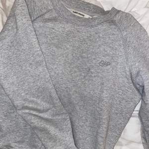 Den perfekta gråa sweatshirten från Carin Wester (är något ljusare irl). Nypris 500kr.  Fint skick! 🖤