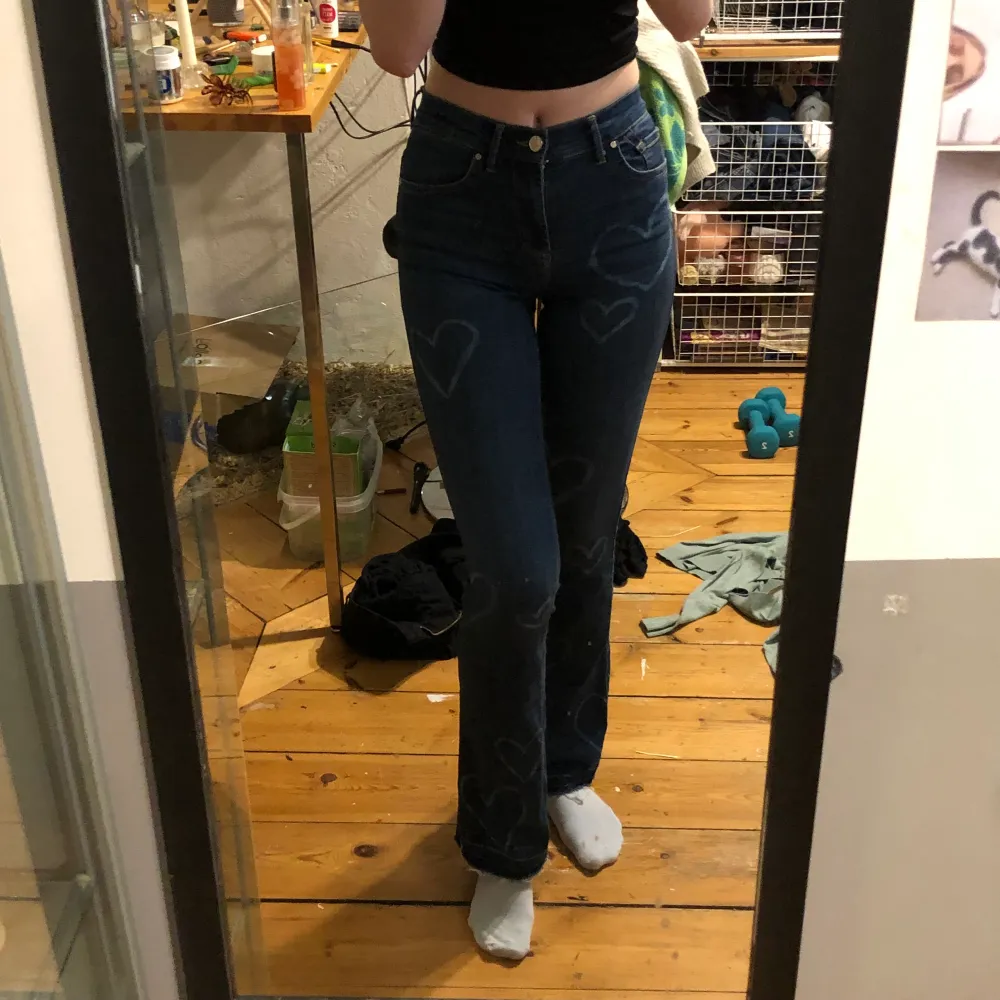Bootcut jeans från BikBok som jag blekte hjärter på. Storlek XS men passar mig som vanligtvis har W27L32. Använda några gånger och är i perfekt skick. Skulle passa fint nu till alla hjärtans dag .Köparen står för frakt💕☺️. Farkut & Housut.