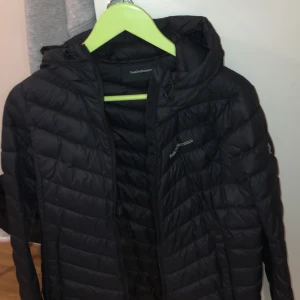 Peak performance jacka - Säljer min peak jacka, köpt för cirka 1 år sen. Den är i storlek S och inga hål/märken. Den är helt stabil, köpte den för 2400, säljer för 1000 vid snabbköp