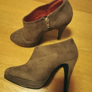 Gråa klackskor  - Fina klackskor i storlek 36. Sparsamt använda. Gråtr mockaliknande material. 
