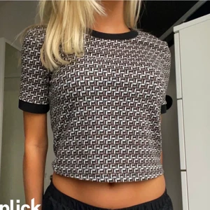 Zara tröja - Väldigt fin fendi inspererad tröja från zara! Helt ny köptes för en vecka sedan❤️ jätte bra skick och väldigt fin! (Lånad bild)