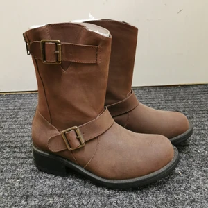 Oanvända boots - Snygga bruna boots! Med spännen och funktionell dragkedja bak. Aldrig använda stått med fyölnad i hela tiden. Storlek 36. Köparen står för frakten, men vet inte exakt kostnad nu. 