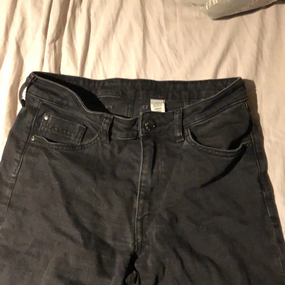 Om du gillar lite mer pösiga jeans så hade du älskat dessa. Dem sitter som en smäck i rumpan med ändå pösiga vid benen. En favorit hos mig. . Jeans & Byxor.