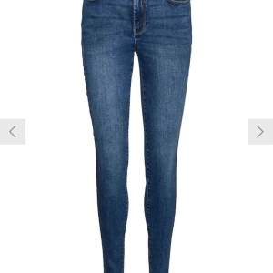 Blå slim fit jeans med normalhög midja från vero moda i strl S. Lite utsträckt på högersida av sömmen men inget ja stört mig på, säljer dom pga ingen större användning💕 nypris 399