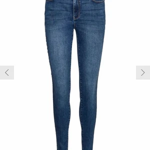 Blå jeans - Blå slim fit jeans med normalhög midja från vero moda i strl S. Lite utsträckt på högersida av sömmen men inget ja stört mig på, säljer dom pga ingen större användning💕 nypris 399