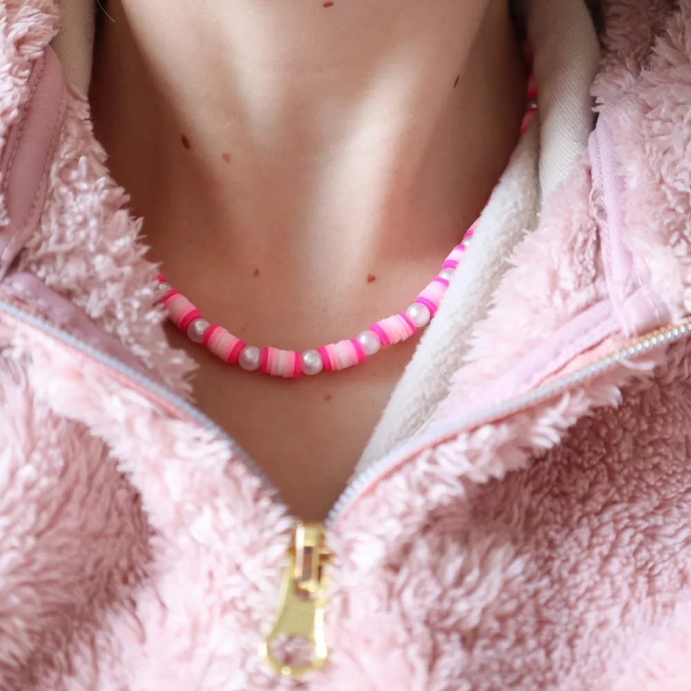 Ett super fint halsband i olika rosa nyanser. Gör din outfit till en 10/10 med hjälp av detta snygga halsbandet. Halsbandet är 40cm. Ingår rostfritt spänne och ringödlor så man kan justera det efter önskan.💗. Accessoarer.