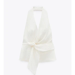 Helterneck topp i linne Zara, slutsåld - Haltertopp i linne från Zara, helt slutsåld. Storlekar M, lappen kvar aldrig använd! Säljer då jag köpt i två olika storlekar. 