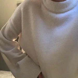 Stickad tröja från Nakd, strl xxs - Söt vit stickad tröja från Nakd. Använd fåtal gånger så i bra skick! Finns dock en söm (se sista bilden) som fanns när jag fick den.💕 Köpare står för frakt