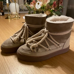 Beiga Inuikiis - Jätte snygga beiga inuikiis i storlek 38!!Köpta för ungefär 2 månader sedan🥰