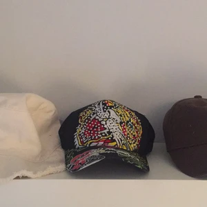 ED HARDY keps - Ed Hardy keps! Äkta, sparsamt använd, fick ärva den men den passar ej min nuvarande stil. Justerbar. BUDABUDABUDA