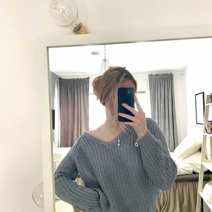 Blå stickad tröja  - Säljer en jättefin blå stickad tröja med sliten större maskor. Säljes på grund av att den inte kommer till användning idag tyvärr. Hör av dig om du är intresserad!💕