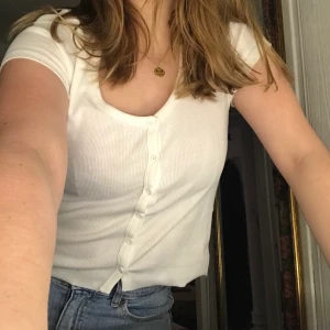 Vit topp - Säljer denna gulliga vit topp med knappar tidigare köpt från ginatricot🤍Storlek M. Säljer den för 80kr+frakt.