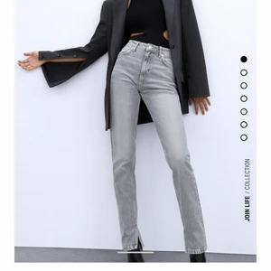 Gråa jeans zara - INTRESSEKOLL! gråa jeans med slits från zara. använt några gånger, men använder inte längre. Väldigt bra skick och sitter bra!!💗💗 kontakta vid funderingar. 