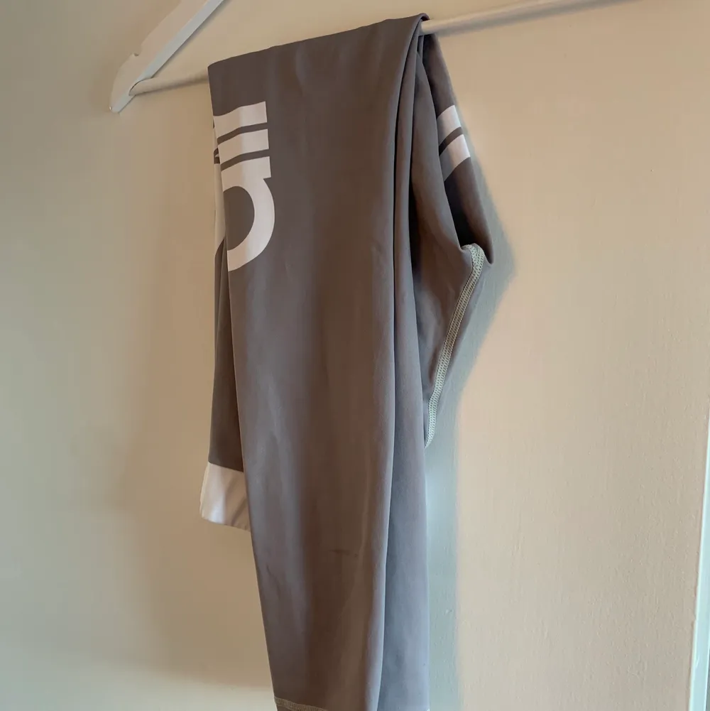 Två par tights från Aimn i storlek XS, 100kr för båda tillsammans 🏋🏼♀️🏄🏼♀️🤌🏽. Muu.