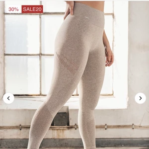 Aim’n tights - Latte statement seamless tights. Tights från aim’n i storlek XS. Säljer då de ej kommer till användning. Använda 5 ggr