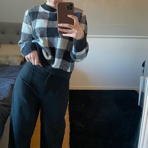Rutig tröja  - Virkad tröja från H&M säljs då den inte kommer till användning. 50kr+frakt🥰