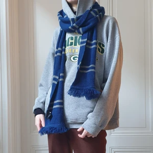 Halsduk Ravenclaw Harry Potter - Ravenclawhalsuk köpt på Warner Bros Studio tour i London. Knappt använd och i mycket gott skick. Ca 210 cm lång och diskret utan emblem, precis som i filmerna. Perfekt för dig som gillar Harry Potter och vill vara varm i vinter! Kan frakta eller mötas upp i Stockholm:)