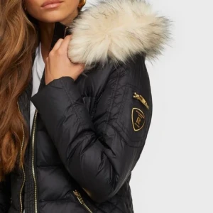 Rock N Blue jacket - En realativt nyskick  höst/ vinterjacka som är  nästan aldrig använd. Jackan hänger bara i garderoben o kommer inte till någon användning. Ord: 3000kr säljer för 850kr