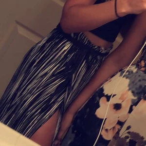 Byxor med slits - Hellånga byxor med slits. Skärpet ingår inte.