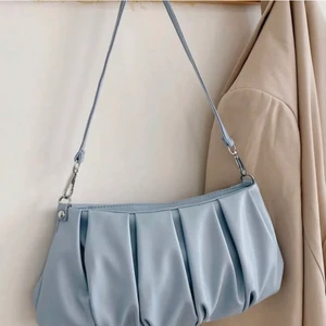 As snygg vöska - Jätte jättefin men har bara skrot använts! Köpt här på plick och bilden är lånad skriv privat för fler egna bilder. Jättefin till sommaren i en så fin färg