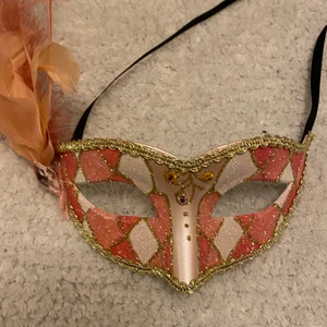 Halloween Mask (Rosa) - Den är Rosa ( olika niandet av rosa ) olika glitter färger, rutig, den har diamanter och guldig ram på kanten, har fjädrar på sidan av masken.💗