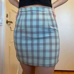 Svart och muntergök rutig kjol från märket heartbreak köpt på asos. Använd knappt en gång😊 köparen står för frakt. 