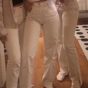 Zara Jeans! - Säljer nu mina vita Zara jeans. Lite osäker vilken modell det är men de är i storlek 36! Jag är 167cm lång och längden är perfekt på mig. Dragkedjan är sönder men det är säkert lätt fixa därav det billiga priset!⚡️✨