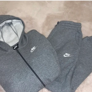 Nike set - köptes här i Plick men dem passar inte i storlek så säljer om de inte använda ! Är man intresserad skriv privat och dessutom står köparen för frakt🤍