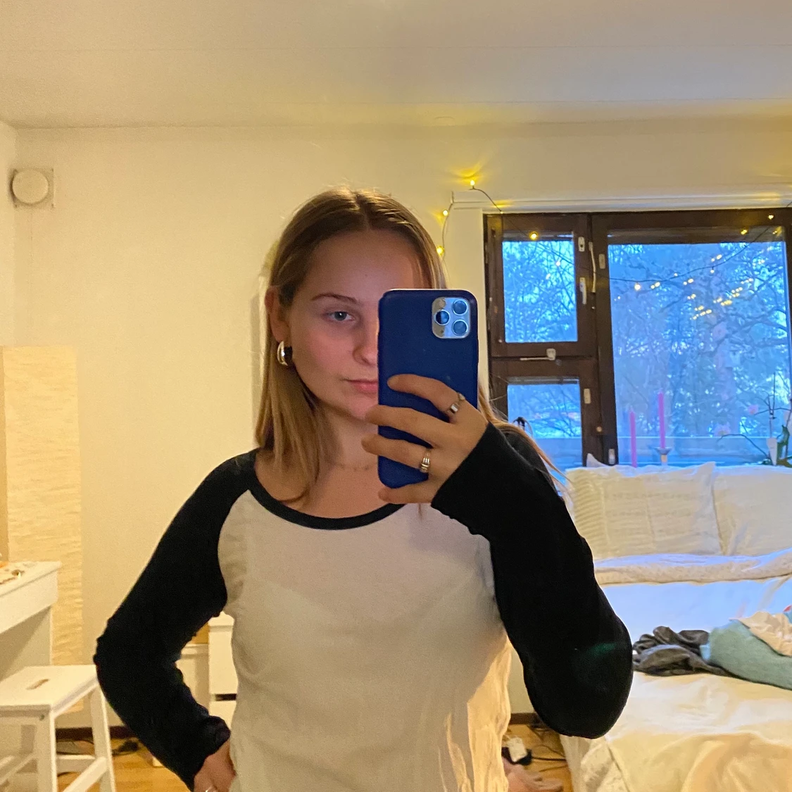 Kort svart och vit långärmad tröja 