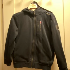 Sail Racing Zip hoodie  - En marinblå Sail Racing Zip hoodie. Sail Racing Märket är lite slitet men annars i fint skick