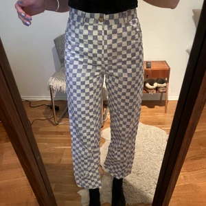 Monki rutiga byxor - Ett par riktiga statementbyxor! Så coola och perfekta för att göra outfiten lite roligare. Inköpta i våras på Monki