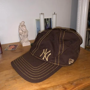 Yankee keps  - Fin trendig brun keps. Börjar vid 70 kr, men ifall flera är intresserade får de budas!