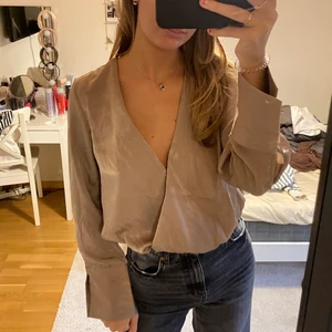 Beige silkesblus - Beige silkesblus från Nakd. Bra skick, storlek 34. Perfekt till fest. 