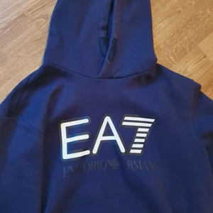 Ea7 Hoodie - Säljer då jag aldrig använder den mer.
