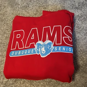 Hoodie  - Fin röd hoodie köpt på beyond retro. Sparsamt använd av mig och ser inga fel på den. Säljer för att jag inte använder den. Passar s/xs. 