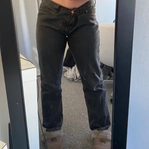 Byxor - Snygg byxor från märket REDWOOD, stora i midjan men sitter bea annars💜 som du ser på bilden gör jag en sne knäppning för att de ska passa💜 Köparen står för frakt, pris kan diskuteras 🛵