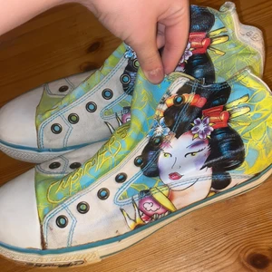 Ed hardy skor  - Mina äskade ed hardy skor, som jag bus äkthet pga dom är för stora😭 har några få smuts fläckar (kom priv för ännu tydligare bilder), kan mötas upp eller posta❤️‍🔥