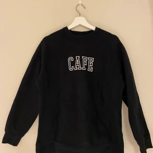 Svart sweatshirt  - Svart sweatshirt ifrån CAFE, knappt använd (nypris 500kr) mycket bra skick. Strl M 
