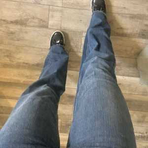 Zara jeans - Jättefina jeans från zara!! Fin blå färg som matchar till i princip allting… Dom går snyggt över skorna och sitter fint över rumpan och låren 👌👌 Säljer pga att jag har flera andra jeans i denna färg, överlag är de inte heller så använda så de är alltså i bra skick ❤️❤️ frakt ingår inte i priset, vid snabbt köp kan jag tänka mig gå ner i pris ❤️‍🔥 