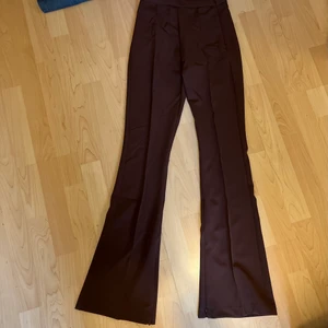 Bruna byxor från Bershka - Bruna byxor från Bershka i storlek 32. Kunde inte ta bild på hur de sitter på då de är för små för mig. Har storlek 34-36 och därför sitter dom för tight på mig. Dom är helt nyskick då jag inte kan använda dom.