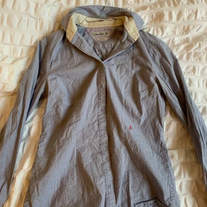 Tajt Replay skjorta  - Super vacker Replay skjorta från tidigt 2000-tal som får fram ens figur fint. Det går att öppna upp armarna så de blir som puffarmar!💞