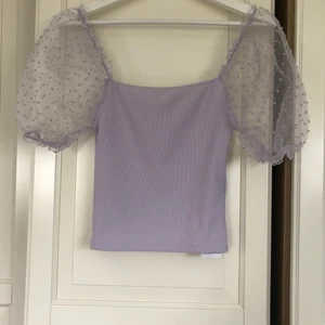 Lila topp💜 - En lila kortärmad topp som är perfekt till fest!💫Är endast använd en gång därav är den i mycket bra skick. Orginalpris är 80kr men jag säljer den för 30kr.