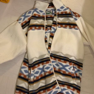 Fleecetröja  - Cool fleece! Skriv privat för för bilder eller för att diskutera pris! Köparen står för frakt