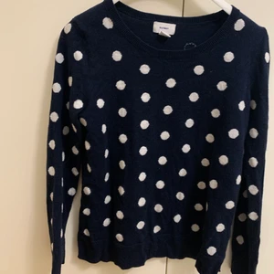 Prickig tröja - Säljer en jättefin prickig tröja som är helt oanvänd. Tröjan är i storlek xs och är i en fin mörkblå färg med vita prickar🤍🤍köparen står för frakten🤍