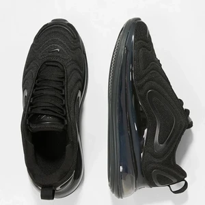 Nike air 720 dam - Säljer nu mina Nike air 720 i storlek 38,5 (dam) då jag inte använder de längre. Väl omhändertagna och inga skador eller slitage förutom på ena bubblan, köpte de i april och användes fram till ca augusti. Bubblorna på skorna har bra med luft i sig men ena har en liten repa. Skriv till mig vid intresse eller fler bilder som är inte är tagna från hemsidor, priset kan även sänkas vid snabb affär och SERIÖS köpare. Repan på bubblan ska jag försöka få bort så gott det går 😌 Köpta från jdsports.